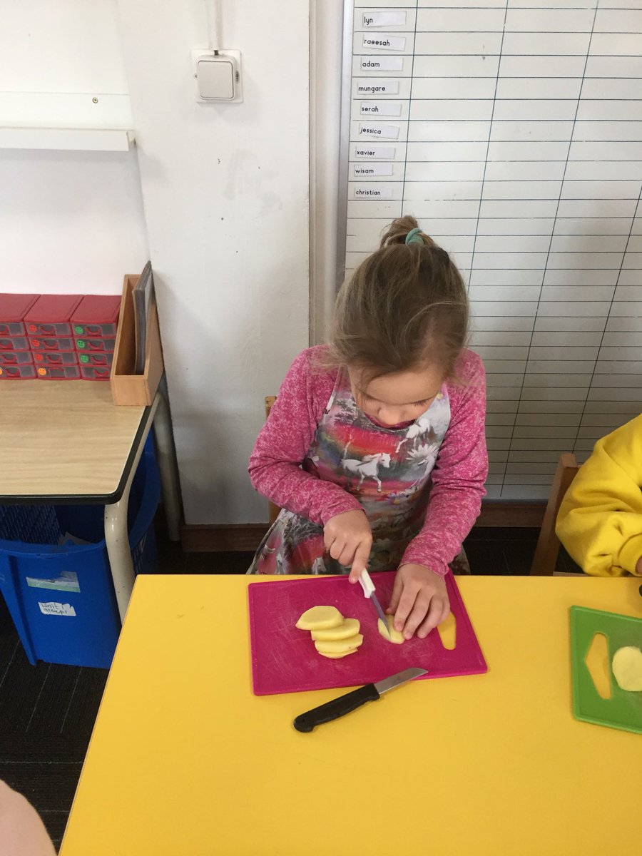 DoanhTruong's tweet photo. Vandaag snijden de kinderen patatjes van aardappelen met hulp uit groep 6 &amp; 7 @obsbijlmerhorst #afsluitingthema #mmaardappelen #piramide #onderwijs #amsterdam #betekenisvol https://t.co/6OYygVkvm1