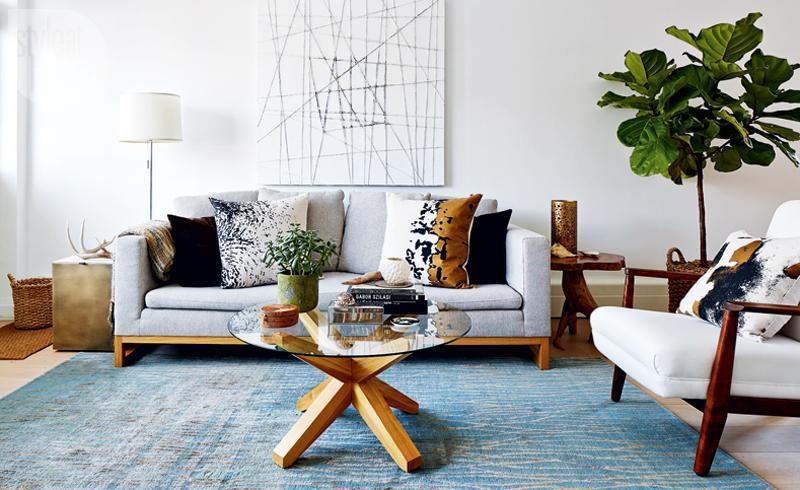 StyleAtHome's tweet photo. The woodsy details and large fiddle-leaf fig tree give the living room of this Toronto home a comfy California feel. https://t.co/6VQvFaUl5L https://t.co/D5f1LWZLSq