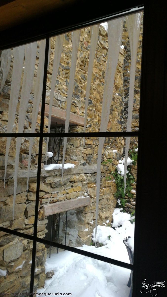 laposadademosq's tweet photo. ¿A quién le apetece tomar algo en nuestra terraza? #mosqueruela #nieve #teurel https://t.co/nnrqYPdDFz