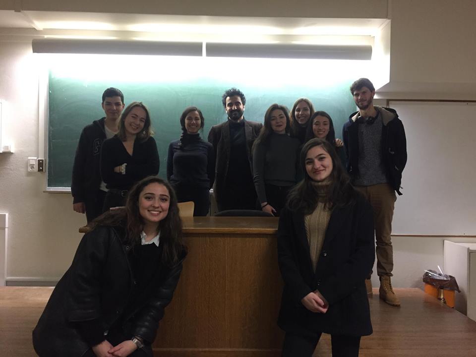 ADDGSorbonne's tweet photo. Hier, nos étudiants ont eu l'occasion de rencontrer @kamihaeri, le parrain de la promotion 2017-2018! https://t.co/dnFjNrVP91