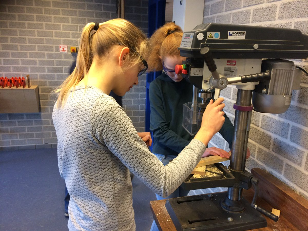 dejozefschool's tweet photo. Vandaag maken de leerlingen van groep 8 een muizenval auto of een waterklok in het technieklokaal... https://t.co/zLylAxlPTD