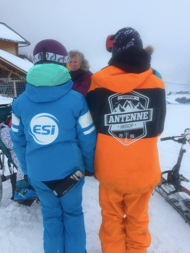 ESIski's tweet photo. Belle découverte du #GoToSki avec @AntenneHandicap et l'@EsiGlisse Les Saisies ! Un super appareil de glisse qui permet aux personnes handicapées de skier sans assistance. https://t.co/uEksZDYzYx