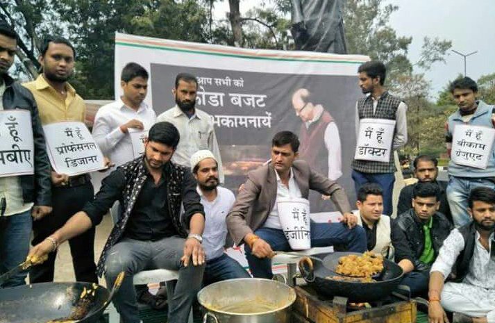 Gujaratmitr's tweet photo. #ગુજરાતમિત્ર #Congress #modihitback
મધ્યપ્રદેશ : ભોપાલમાં બેરોજગારીના વિરોધમાં યુવા કોંગ્રેસના કાર્યકરો દ્વારા "પકોડા સ્ટોલ" લગાવીને પકોડા વેચીને વિરોધ પ્રદર્શન https://t.co/Iff2ELmLzR