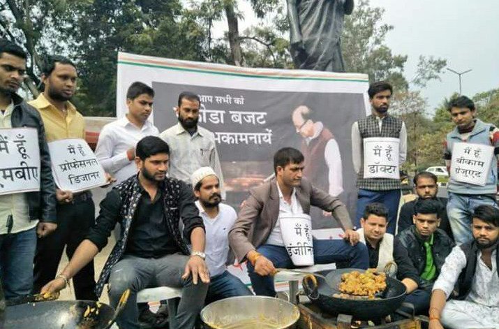 Gujaratmitr's tweet photo. #ગુજરાતમિત્ર #Congress #modihitback
મધ્યપ્રદેશ : ભોપાલમાં બેરોજગારીના વિરોધમાં યુવા કોંગ્રેસના કાર્યકરો દ્વારા "પકોડા સ્ટોલ" લગાવીને પકોડા વેચીને વિરોધ પ્રદર્શન https://t.co/Iff2ELmLzR