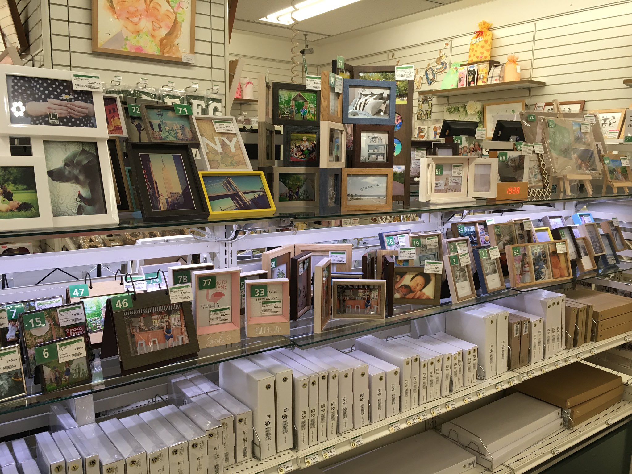 東急ハンズ心斎橋店 スマホ で 写真 を気軽に撮れる時代だからこそ その大事な思い出をカタチに残しませんか 可愛らしいデザインのものや複数枚飾れるもの 収納できる アルバム タイプなど他にも沢山ございます インテリアとしても大活躍ですね