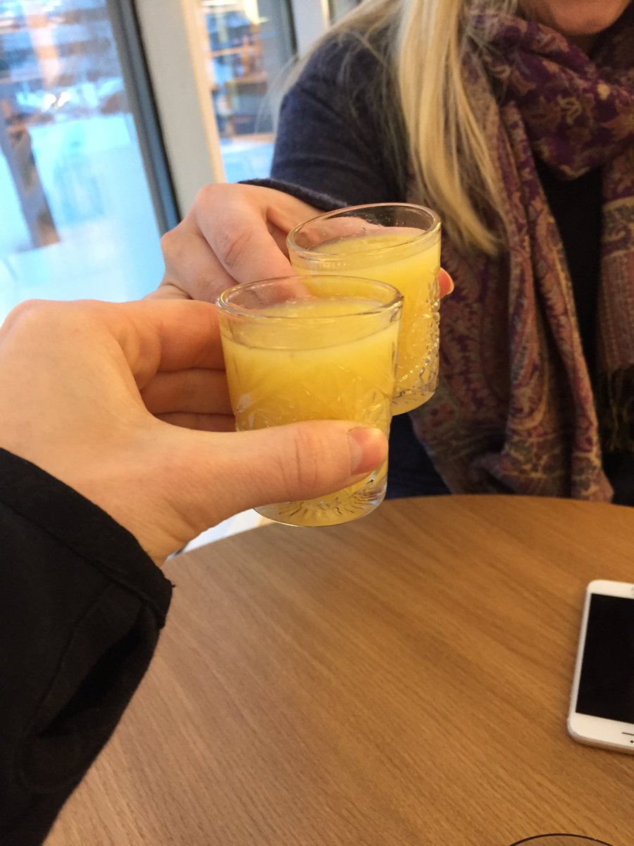 Kun kehityskeskustelu aloitetaan shotilla. Tämän kertaisessa inkivääriä, sitruunaa ja appelsiinia. Kiitos <a href="/maaritkaikkonen/">Maarit Kaikkonen</a> aamusta ja kippis! ☺