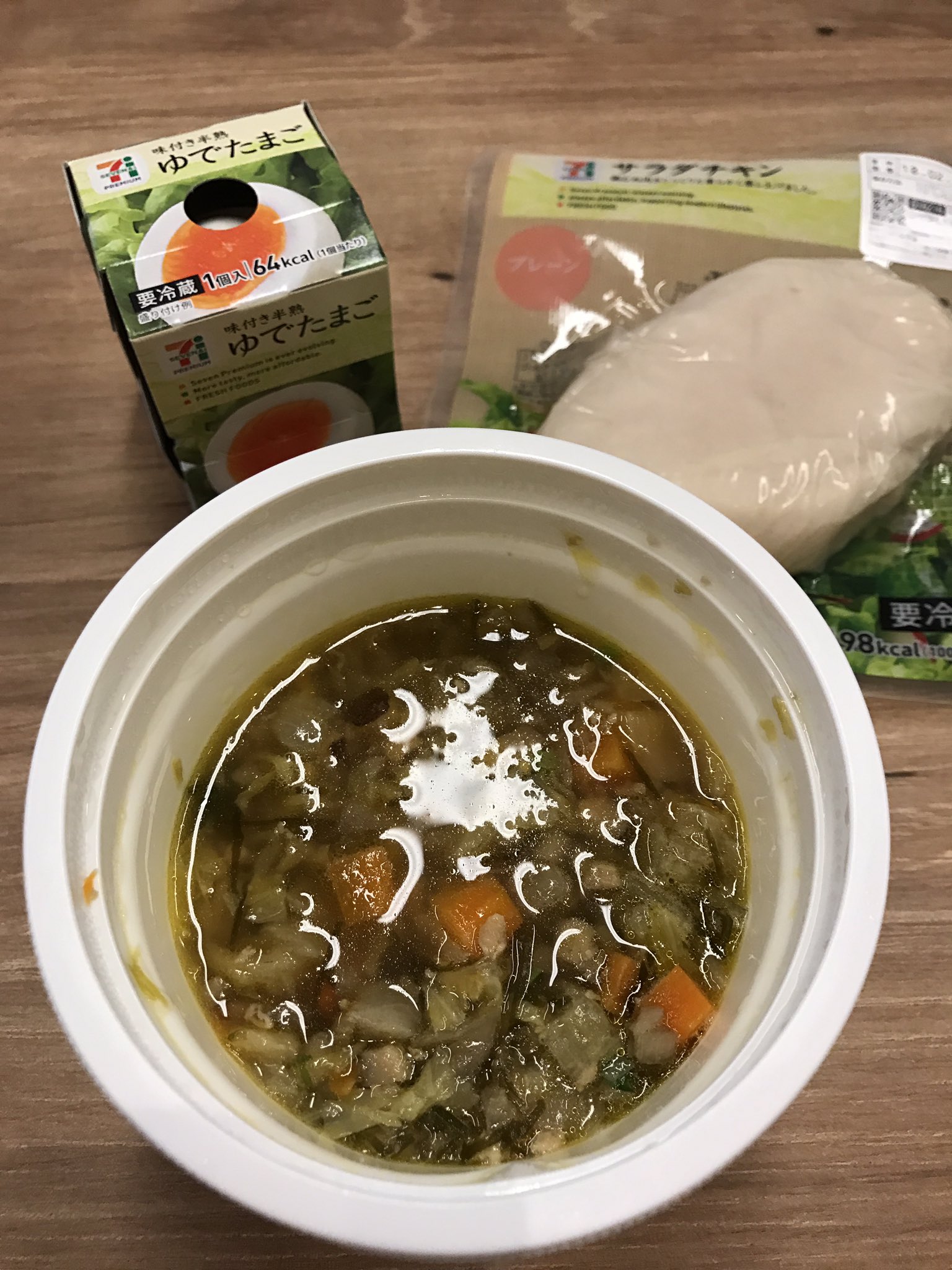 Shell0ne En Twitter 昼ごはんコンビニ飯 これで332kcal 胃が小さくなったからすぐお腹いっぱいになるよ でもこれだと顔から痩せるパターンだから あまり食事制限ばかりも良くないのだ 写真の撮り方がきたなーい けどお腹空いてたから撮り直すの