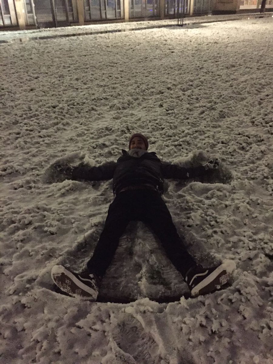 SpazzyMoise's tweet photo. I'm a sucker for snow #snow #lastdaysofinter #colonia #koln #germany #snoangel https://t.co/o2gMO9LbTY