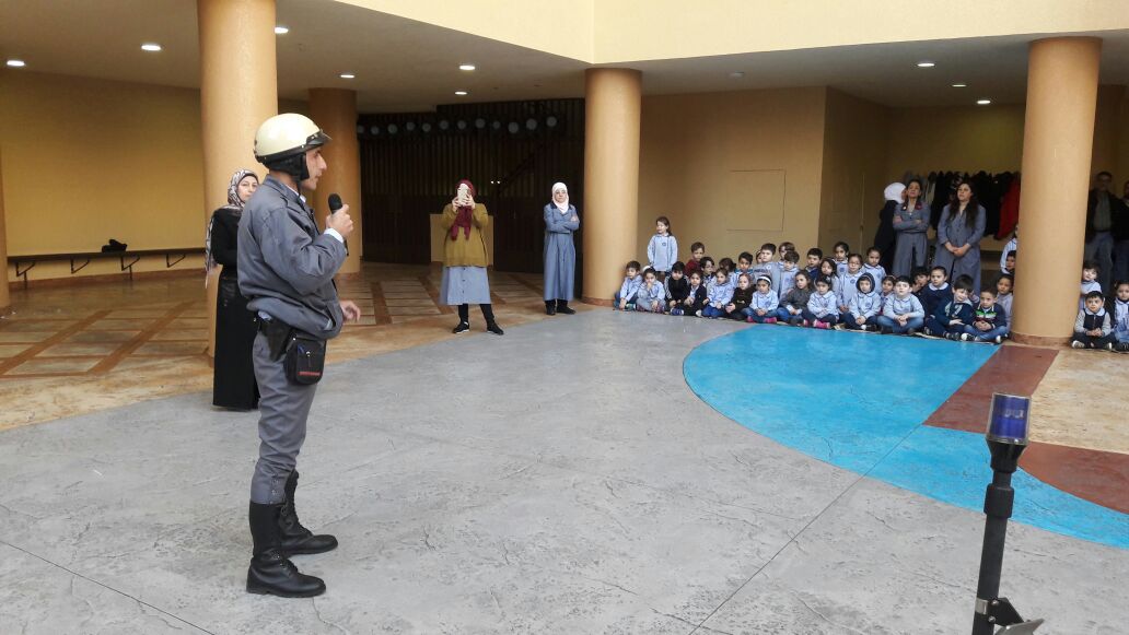 قوى الامن الداخلي On Twitter طلاب من قسم الروضات في مدرسة الإخاء الوطنية كركول الدروز يستمعون الى شرح مبس ط من أحد دراجي شرطة بيروت حول طبيعة عمله وقد أجاب عن العديد
