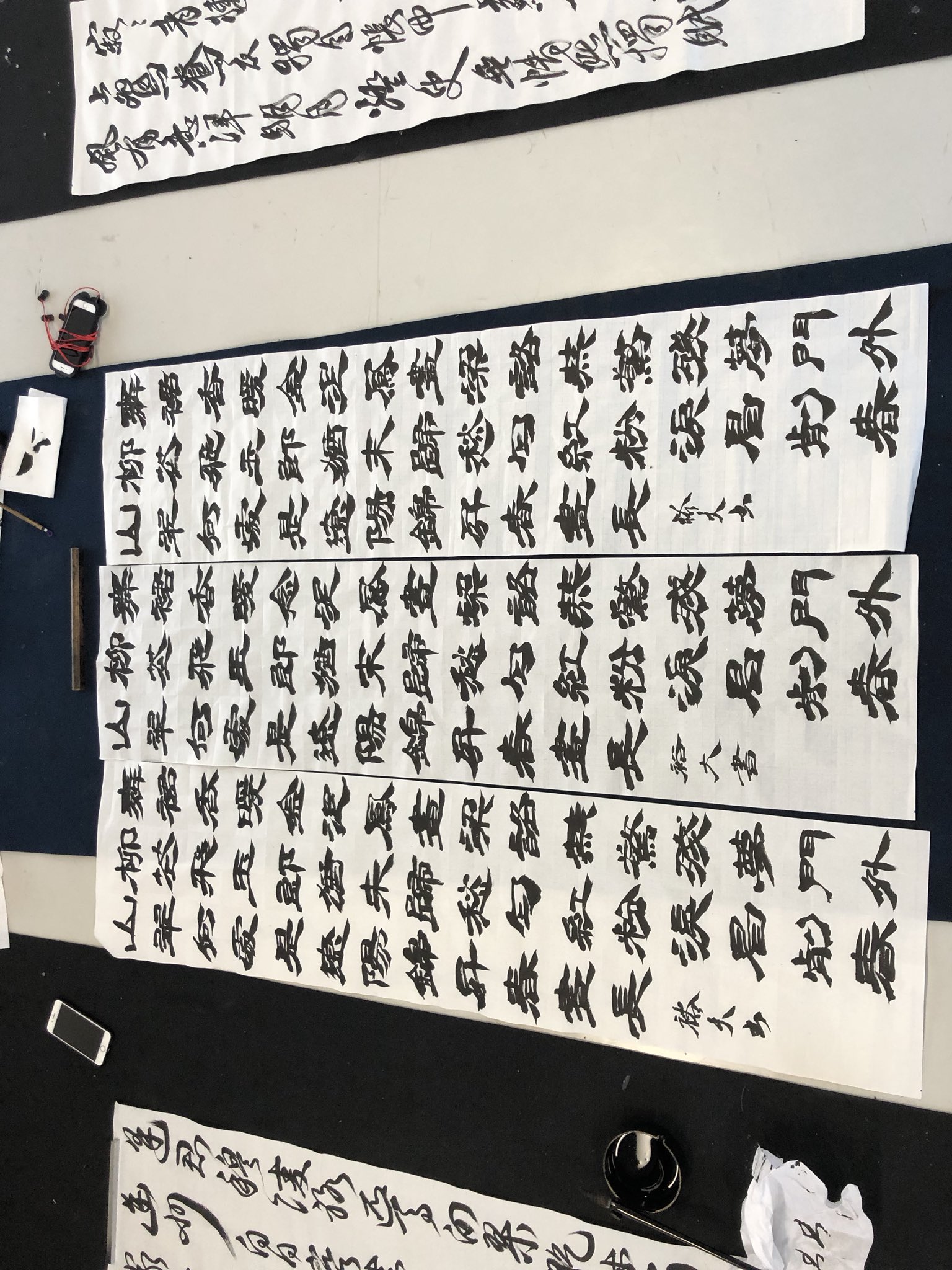 ট ইট র 裕大 書道 今日書いた作品と昨日書いた作品 だんだん自己流で原型留めてないけど 誤字はしてない やっぱりこれだな 落款が隷書のやつ 一番最後に書いて 一番草稿通りに書いたやつ どれがこの中だったらいいですか 右側に写ってる行書も実は