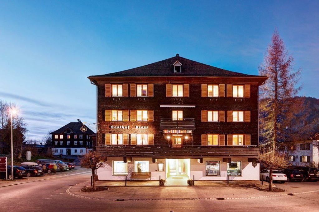 Unsere Blaue Schwalbe Hotel Gasthof Krone wurde mit dem Österreichischen Umweltzeichen ausgezeichnet. Das Hotel im Bregenzerwald wirtschaftet in allen Bereichen umweltbewusst und wird so zum Motor für nachhaltige Entwicklung in der Region. Zum Hotel: wirsindanderswo.de/unterkuenfte/d…