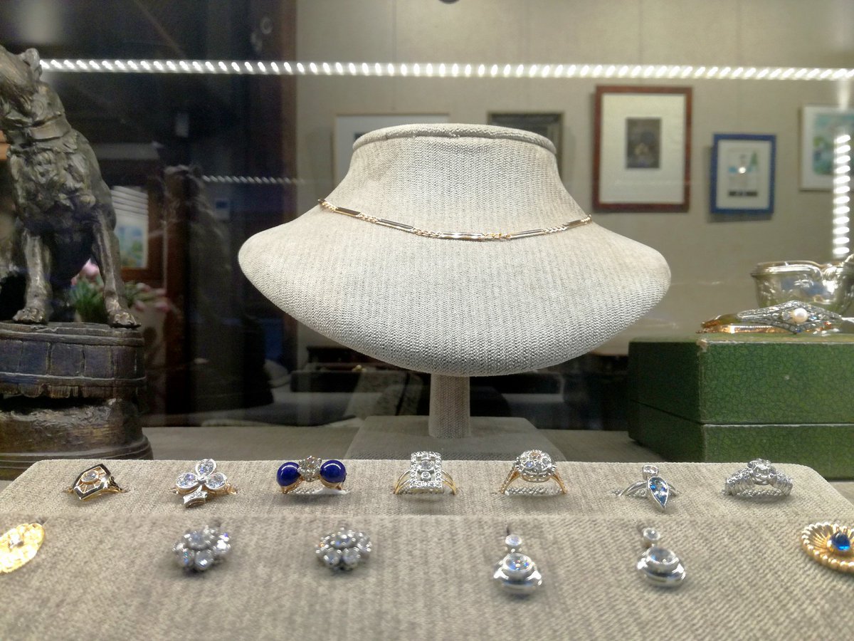 joyeriaMunoa's tweet photo. #egunon #BuenosDiasATodos Vista parcial de uno de nuestros #escaparates en la calle Aldamar 28 de la Parte Vieja #Donostiarra #joyas #joyeria #Donostia #sansebastian #diseño #joyasdeautor #gipuzkoa #bitxidenda #madeinsansebastian https://t.co/qUoZ2r0tK3