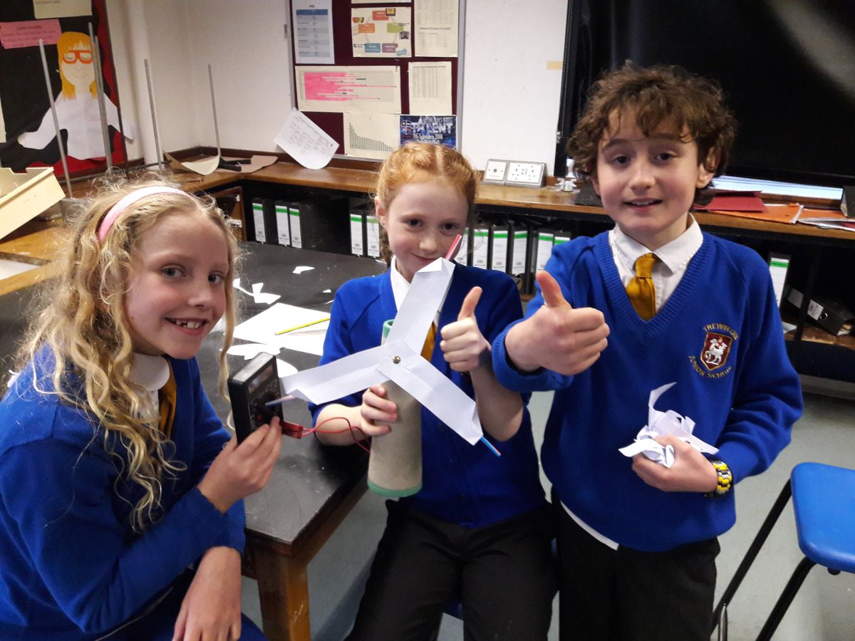 TJSchool3's tweet photo. What fun! Engineering our own wind turbines at Redruth School! Learning through STEM with Dr Pidwell. @JaneSargent17 @Djsimons1Daniel https://t.co/StArgZrW1Y