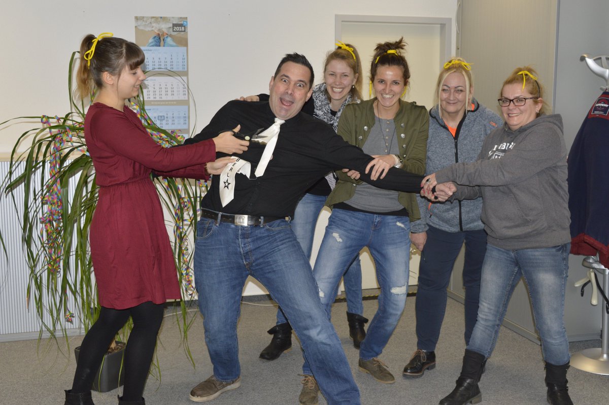 Wartest Du noch oder schneidest Du schon? Ran an die Krawatten der Herren, denn heute an Weiberfasching haben alle Frauen die offizielle Erlaubnis die Krawatte des Kollegen, Chefs oder Bekannten abzuschneiden. Viel Spaß dabei!