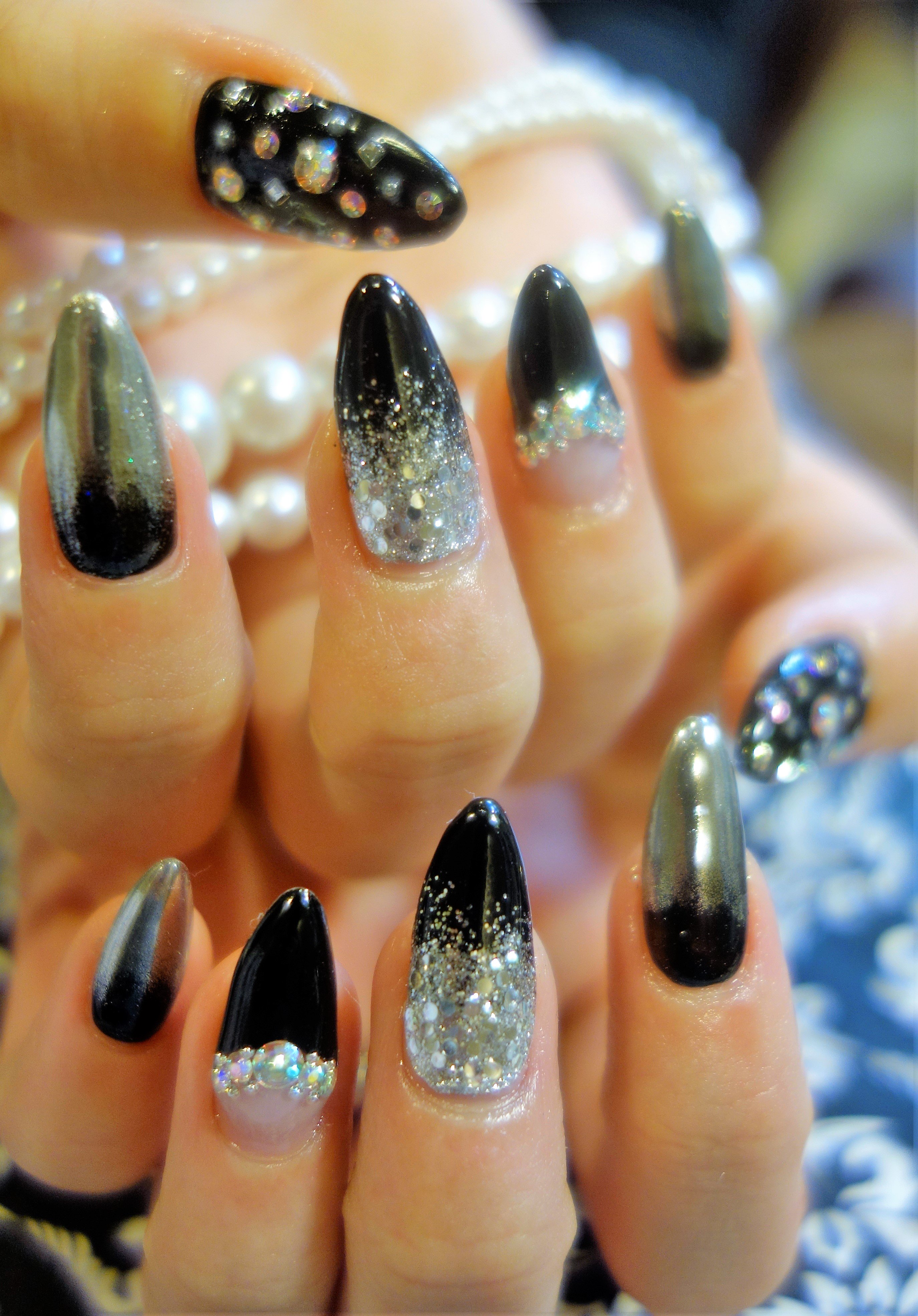 シャンテグラム 在 Twitter 上 ネイル紹介 ミラーネイル 黒とシルバーで大人カッコいいネイルにさせて頂きました スワロフスキーやラメやホロがキラキラと煌めく爪先です ネイルブログ T Co Lmhaay9lqc T Co Sl9w1azj4a Twitter