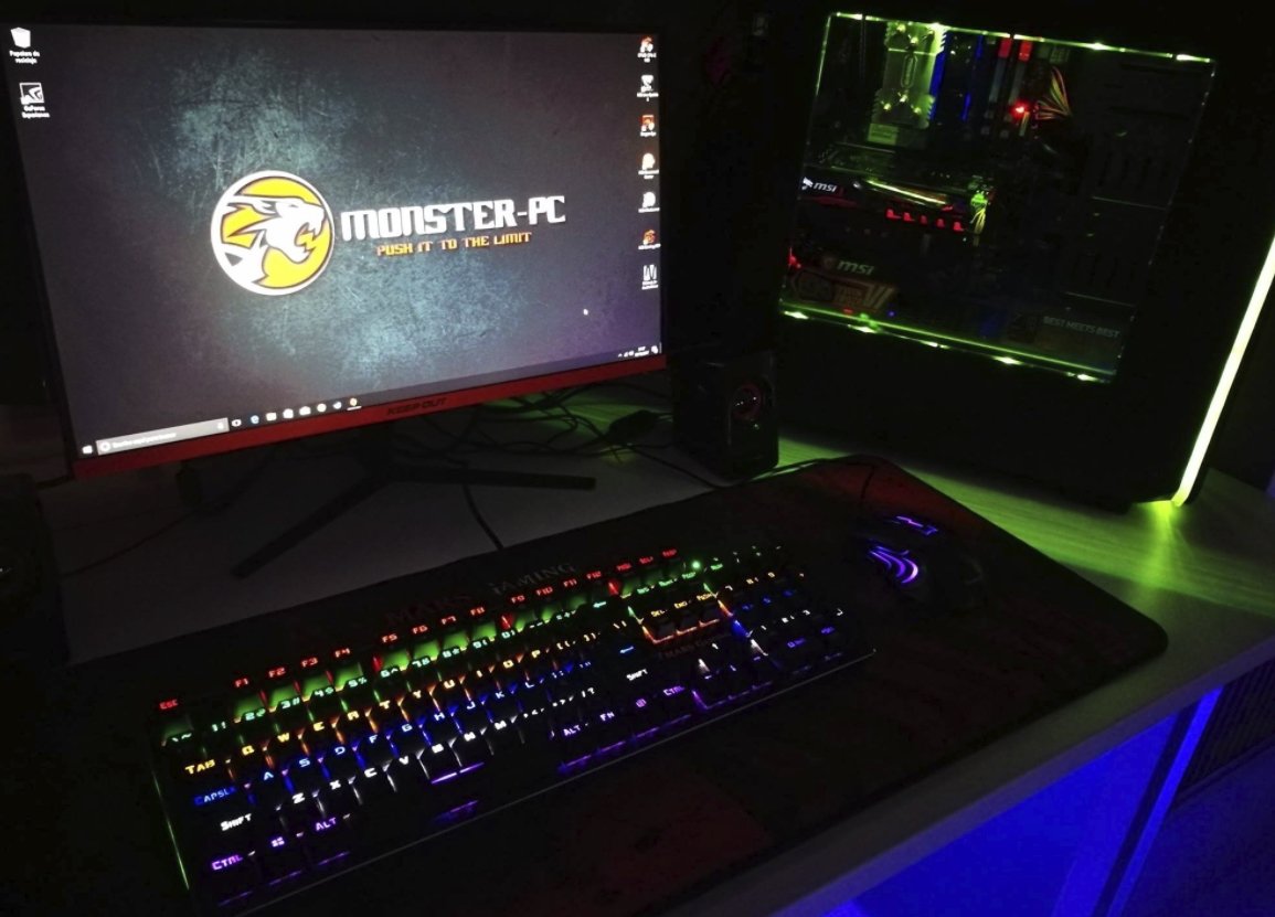 MarsGaming_'s tweet photo. Setups Mars Gaming, bonitos de día y de noche 
#MonsterPC https://t.co/E2CKbvfiPR