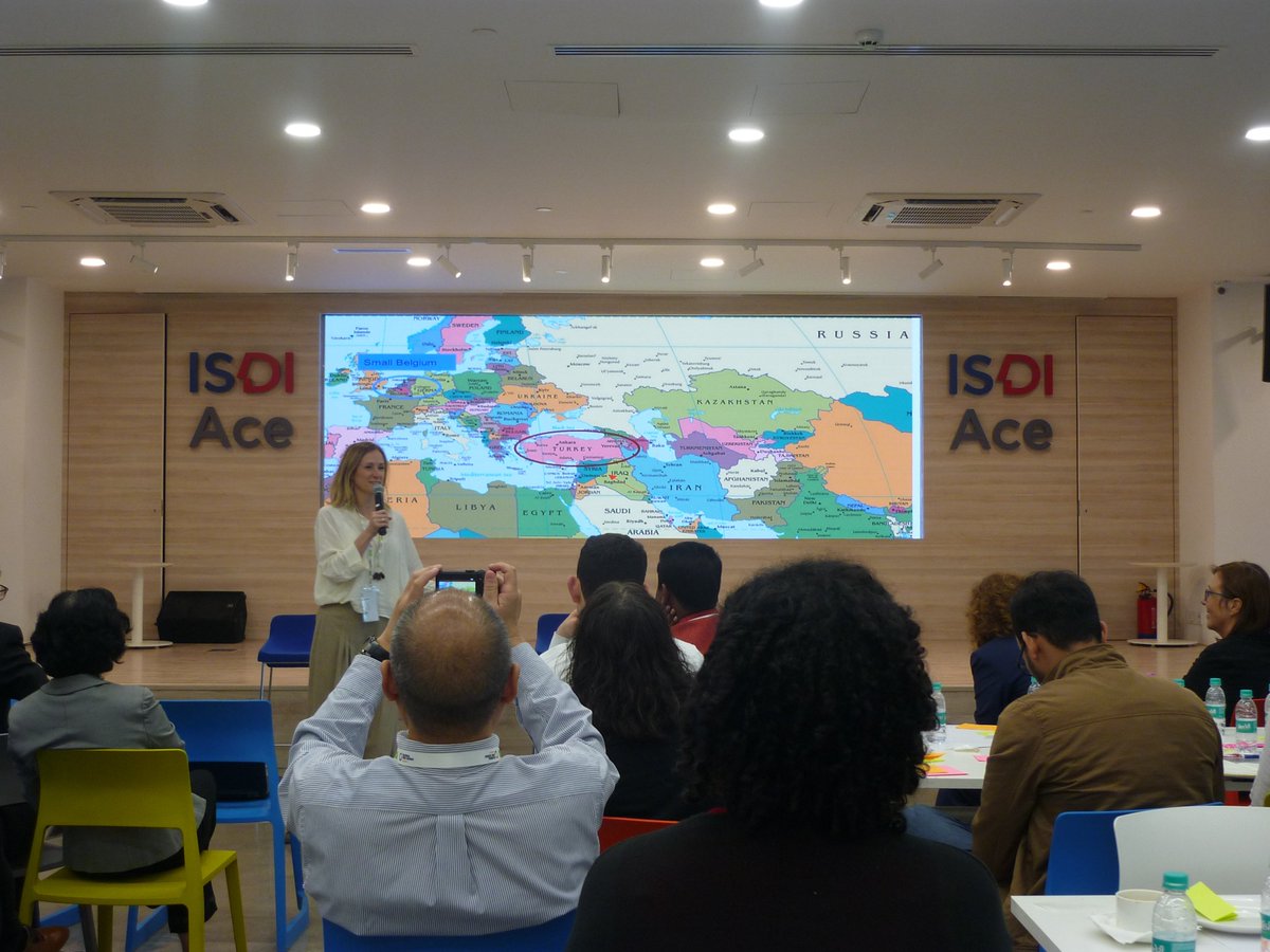 ProBonoLab's tweet photo. PechaKucha style presentations at #GPBS18: @sramboux from @4carma, Narinder from Leap, Parnita from @EmpactSG, Yan from Huizeren and Sachal from VSO present their pro bono models in 6 min with colourful slides! @globalprobono @bmwfoundation @ProBonoLab @iVolunteerIndia https://t.co/J9Totebqut