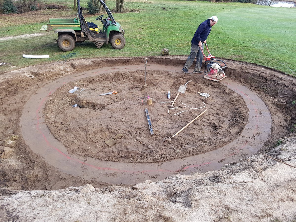 andywikki's tweet image. Setting the bench for our 3rd bunker on the 11th 👌 @OldThornsHotel @EcoBunkerLtd @danharding7 @robbyB15