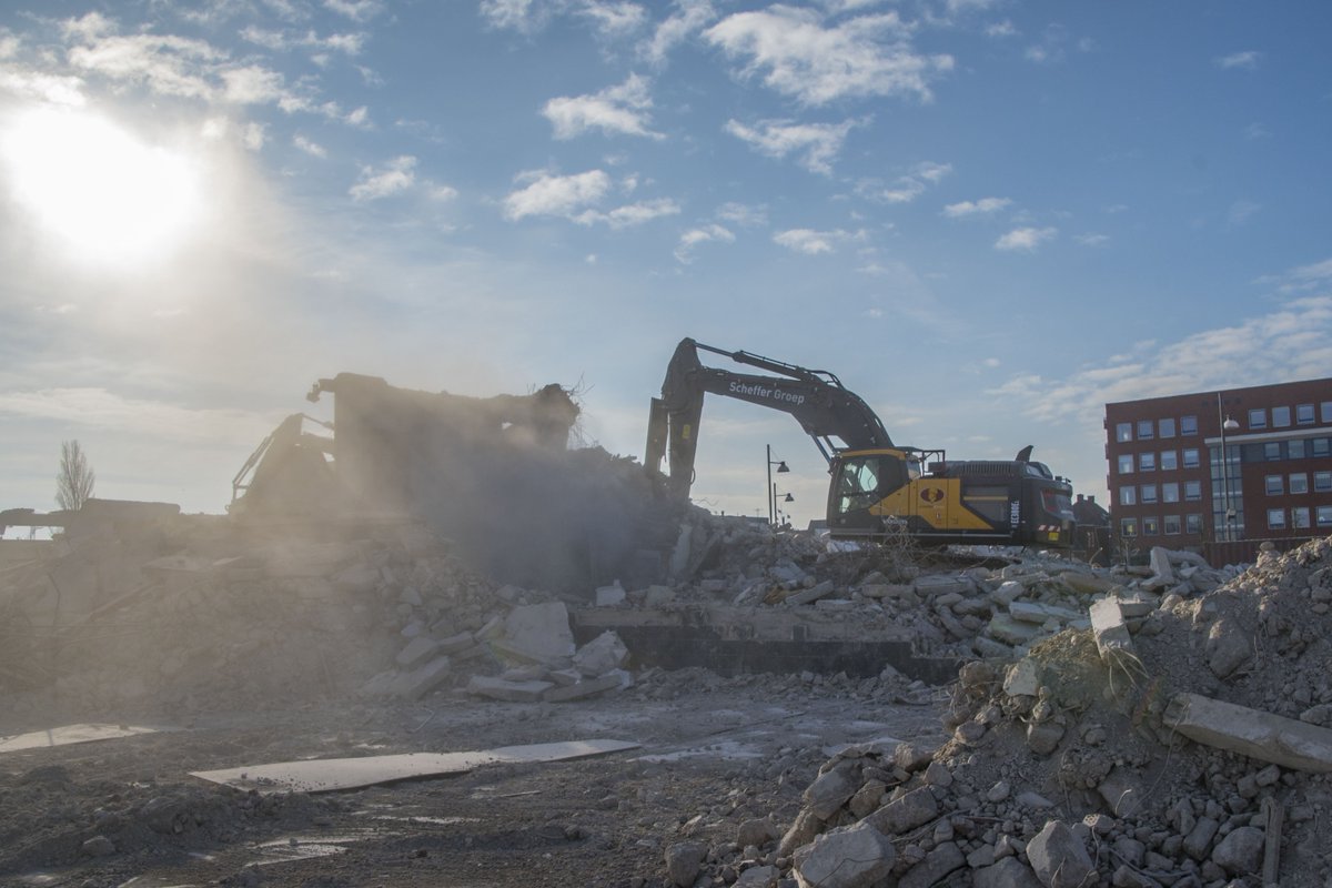 Laatste stukje van de #Vennenflat #Delfzijl gaat vandaag tegen de vlakte <a href="/Acantus_/">Acantus</a>