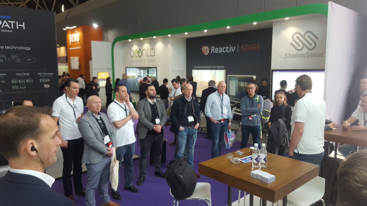De eerste guided tour is hun avontuur begonnen. Ontdek de collaboration jungle samen met #Kinly. Schrijf u vandaag nog in voor de AV-tour om 13:30: visionsconnected.com/ise-2018-thank… #ISE2018