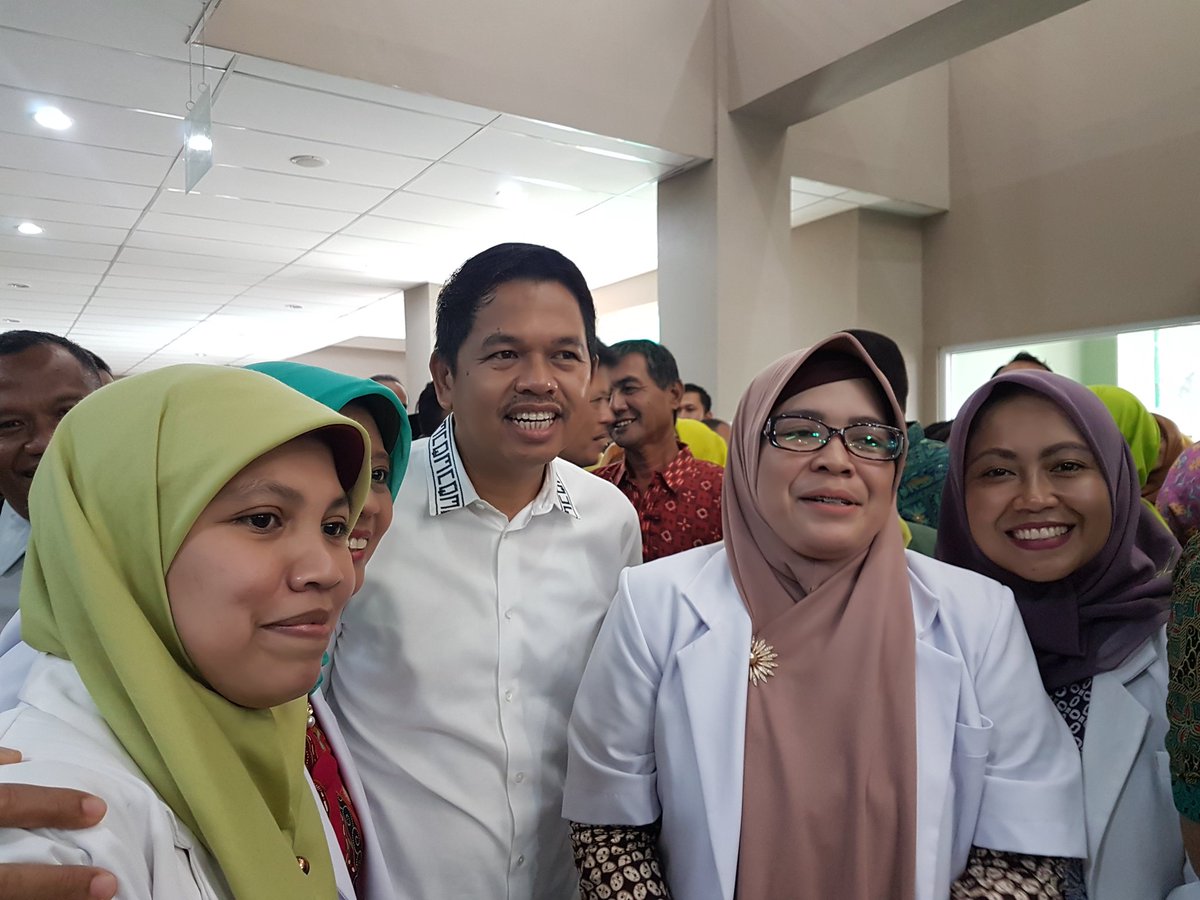 kang dedi bersama para dokter pada peresmian gedung baru RS Bayu Asih.