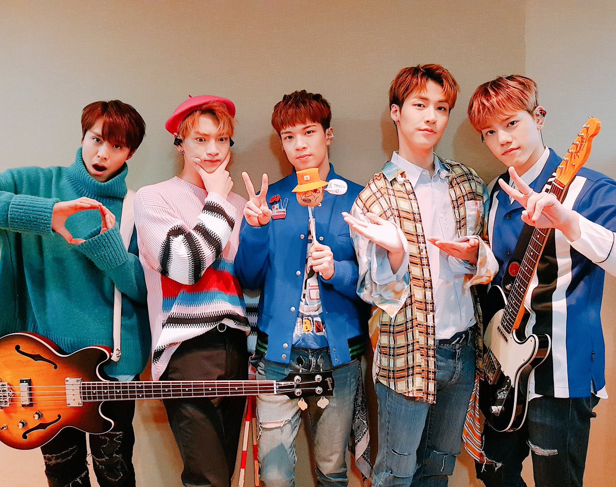 NFlyingofficial's tweet photo. [엔플라치📸] 엔플라잉 미모 언제까지 물오를 거예요? 
🗣모���게쒀요 엔피아 사랑 덕분에 계쏙 오르는 것 가톼요😉💕

#엔플라잉 #NFlying #엔플라치 #뜨거운감자 🔥🥔 https://t.co/BC8DL9fvj8