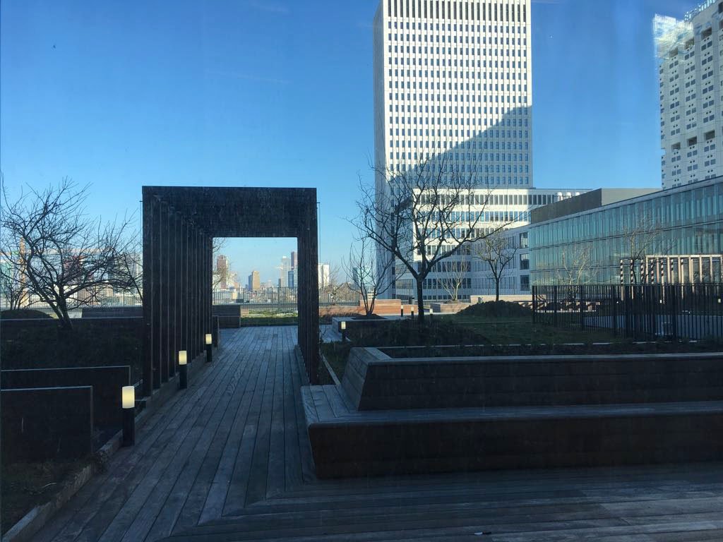 Binnenkort vinden de @dakendagen010 plaats. Directeur <a href="/Leonge/">Leon van Geest</a> krijgt een rondleiding door het <a href="/ErasmusMC/">Erasmus MC</a> en is onder de indruk van onze #daktuinen. Ben jij ook bij de #dakendagen op 2 of 3 juni? #010hetdakop