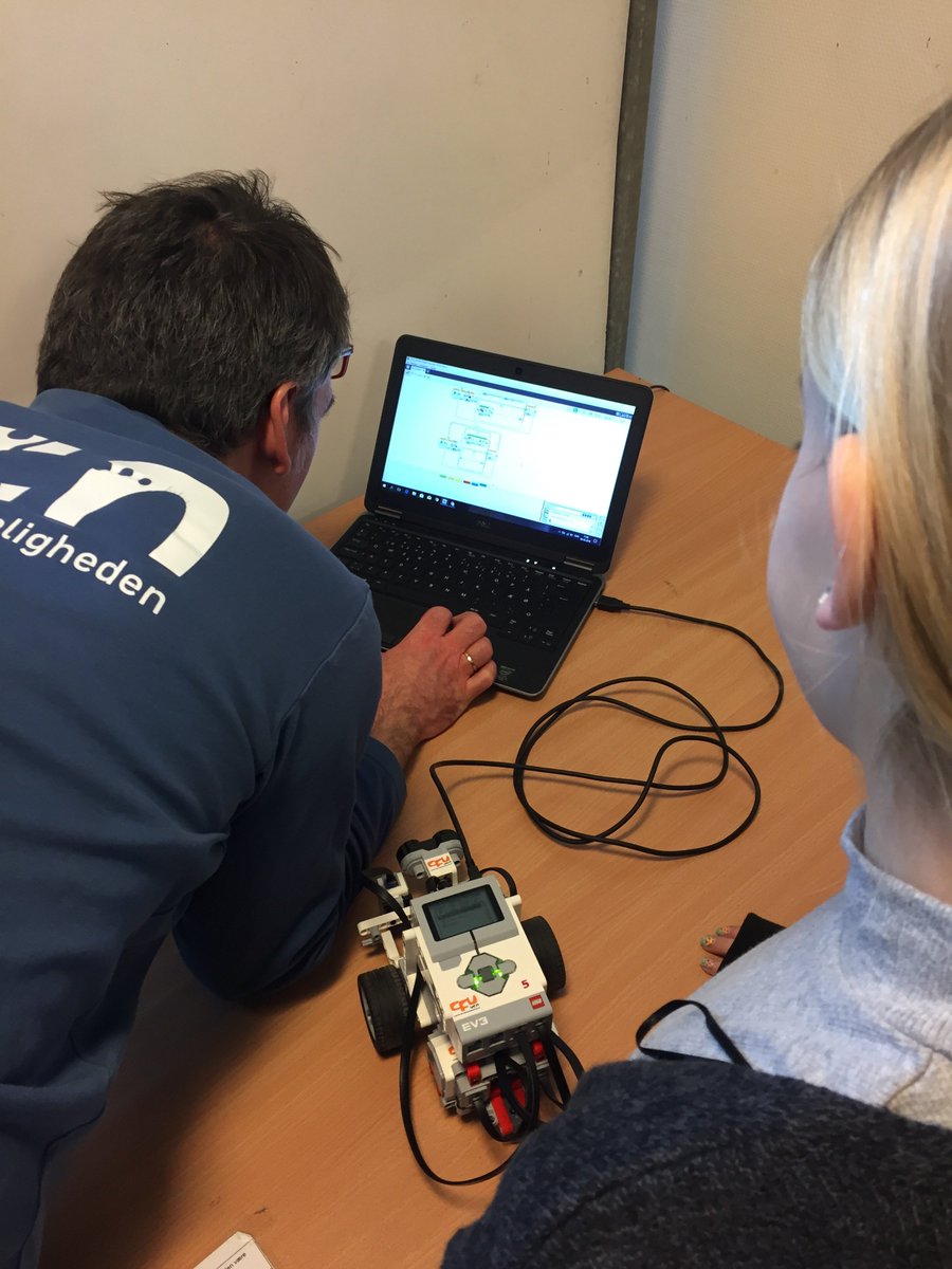 DarkOrion82's tweet photo. Jacob, Brian and Anders are masters of coding and robots. Class 6C's robots learn to find water and give a signal! Space, here we come! #DLABprojectday2 #klarupskole #legomindstorm https://t.co/aIIuQBtzo6