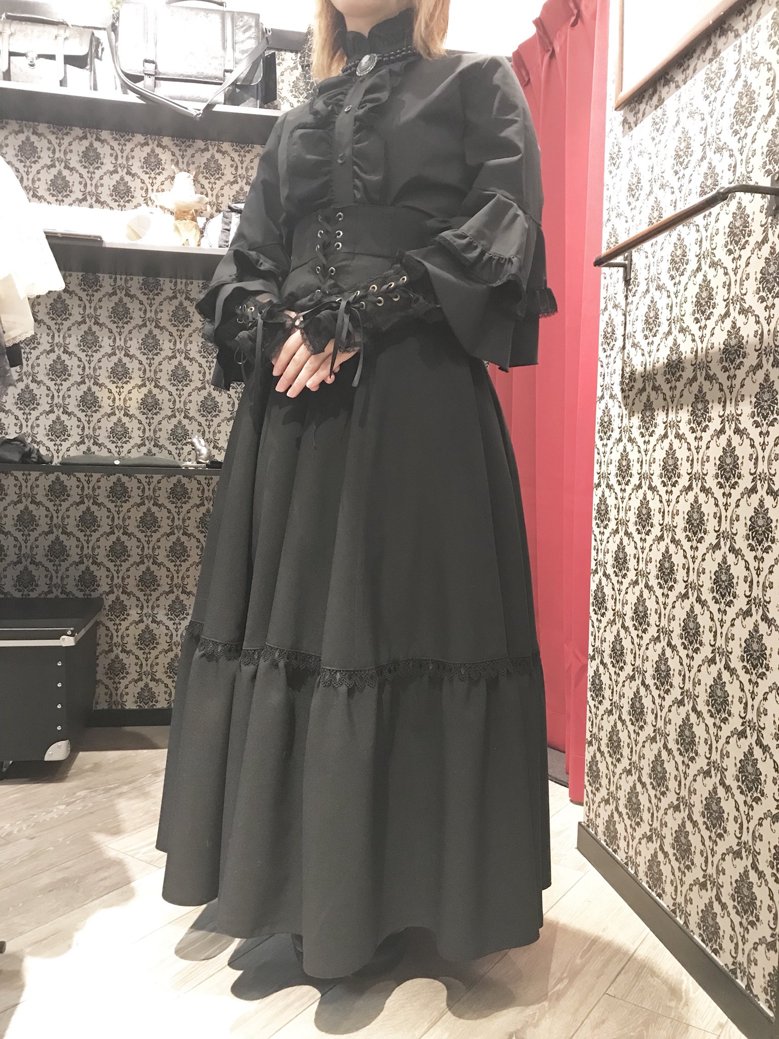 Miho Matsuda 原宿店 Twitter પર 魔女風コーデ 新作ハイウェストロングスカートに姫袖ブラウスを合わせてミステリアスな魔女風のコーデに ʚ ɞ アームカバー リングで豪華に ブラウスと同時期に発売した綿素材のジャボタイもございます