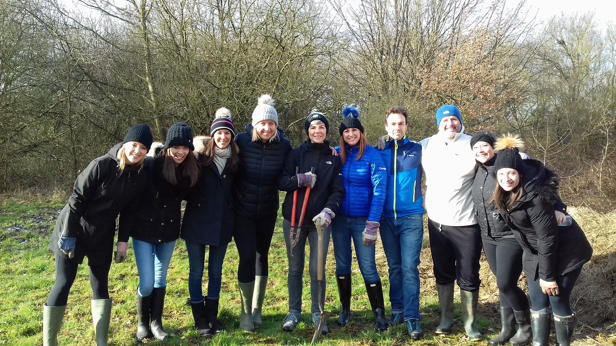 SarahC_NoahsArk's tweet photo. The @Google @GoogleUK Events team ready for a day helping clear the meadow @NoahsArkHospice. Big thanks and you brought the sunshine 😊😊 https://t.co/id39hU4Vef