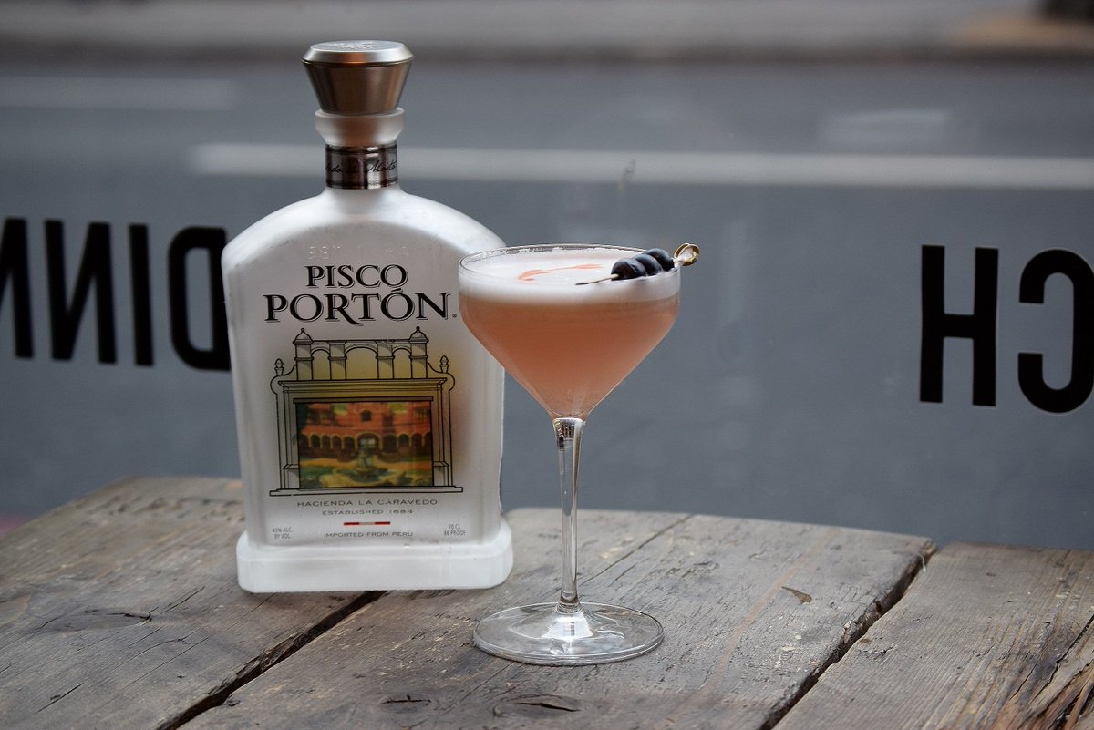 OMOTG's tweet photo. London Pisco Sour Week #LPSW runs until 9 Feb by @PiscoIsPeruUK &amp; @JonesShoreditch has created this Pisco Sour with @PiscoPorton, Frangelico Italian hazelnut liqueur, lemon juice, egg white &amp; blueberries. Read about the history of Pisco on our website: https://t.co/xuaPBZpC5r https://t.co/84AsJiyVxN