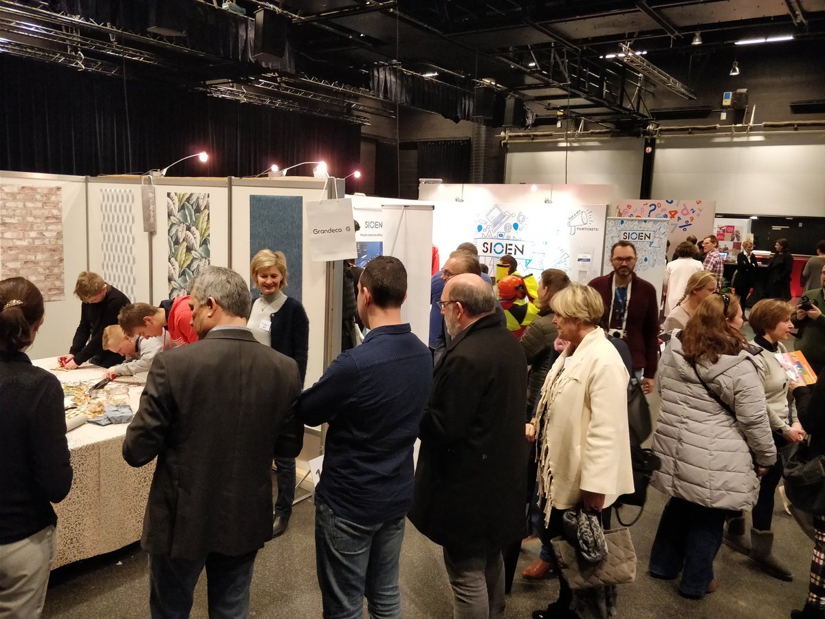 MatthieuMarisse's tweet photo. #technotielt duidelijk een succes. Jongeren leren bedrijven uit @StadTielt al doende kennen. #meervandat @VokaWVL https://t.co/aOWjEVDbwQ