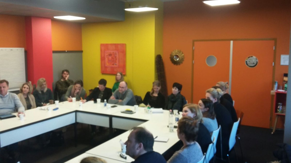 DesireeBGroen's tweet photo. Mijn collega's @gezietavdbelt en @marcelcontee aan de slag met een mooie groep professionals van gemeenten in Leerkring WhatsApp als dienstverleningskanaal. Praktijkvoorbeeld @GemeenteGouda ter inspiratie; kennis delen en leren van elkaar! @VNGRealisatie https://t.co/kFB1DlwdNr