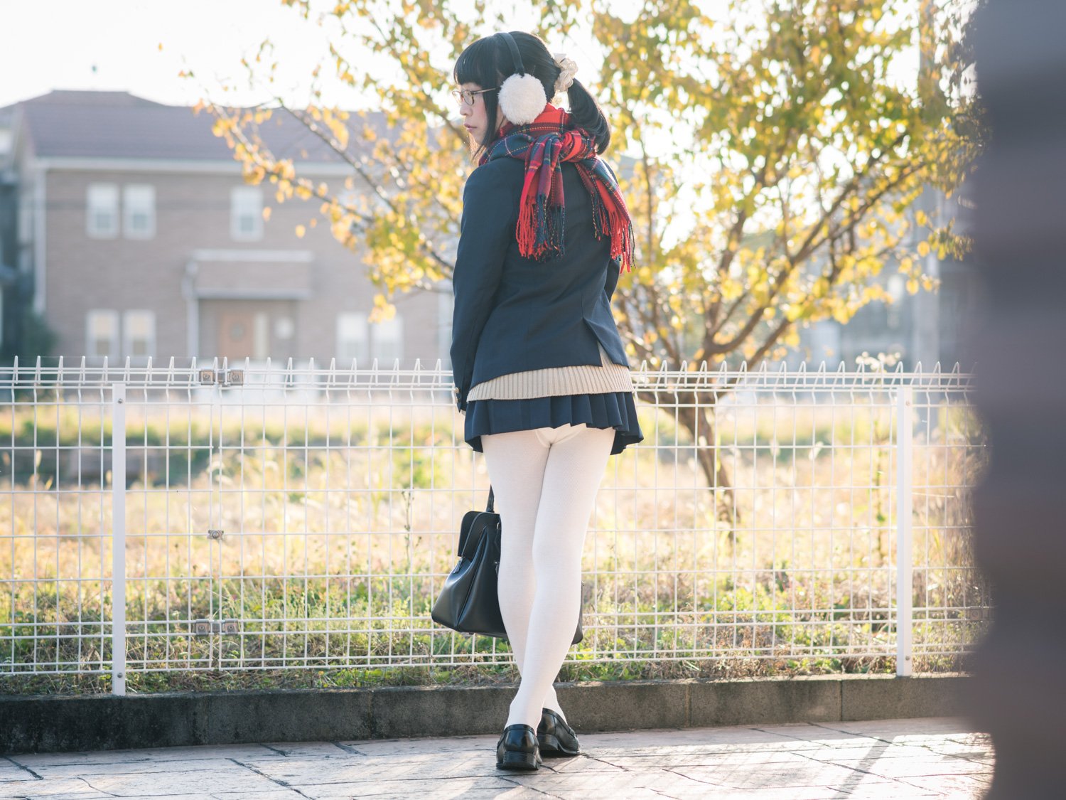 すちうる Twitter પર 小学生が履くような分厚い白タイツ をはいて そのタイツのずれを直したときに紙おむつがすっかり見えてしまい その様子を誰にも見られていないかどうか辺りをうかがっている 隙だらけの女子女子校生の格好をした