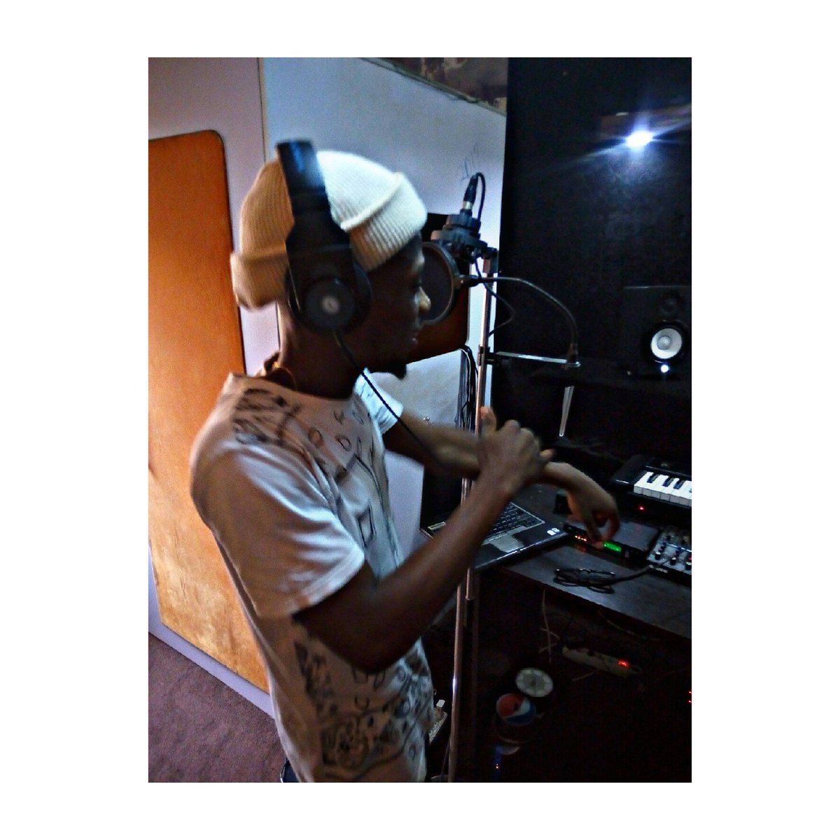 iamveedoh's tweet photo. Vibez so hot lakka fire🔥
Always burning lakka ganjah🚬
New music soon🔊🔊🔊
#anticipate https://t.co/CnfQ5EReYw