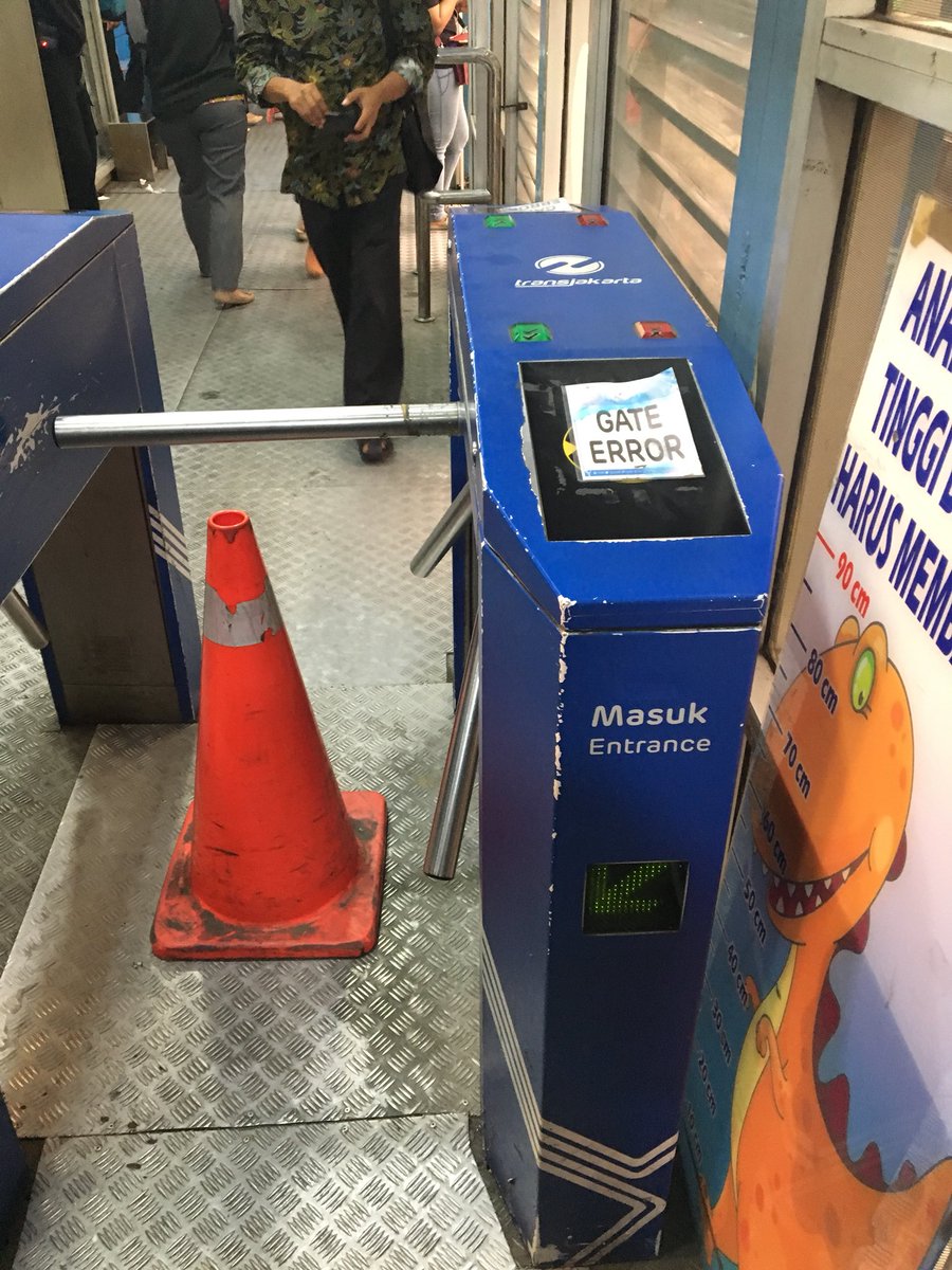 Ricky_s01's tweet photo. @PT_TransJakarta halo min, sy sejak tgl 1 Feb lewat halte tosari gate nya sudah error, sampe hari ini pun masih seperti itu..apakah tidak dibenerin?? https://t.co/ZHPI7RwHbu