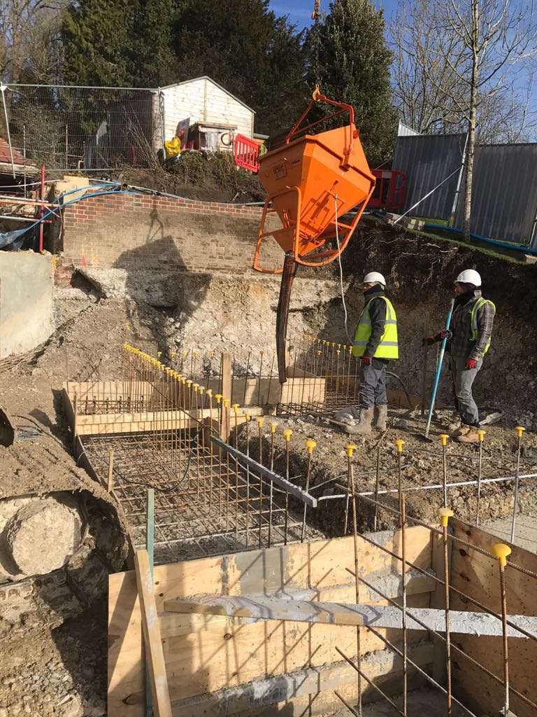 Great to see one of our column skips in operation at a site in  Guildford, we are always happy to receive pictures of our kit on site so don't be shy, if you spot something send it in, we'll happily mention your company or credit you... 🏗️👍