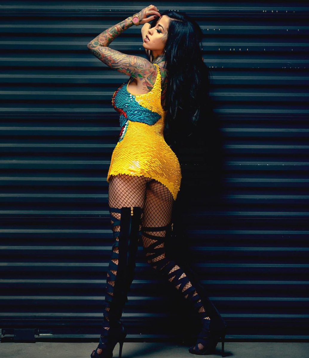 killmadzilla's tweet image. #LGBTGLITTERCHALLENGE 
Nada melhor do que uma roupa cheia de lantejoula para o desafio da @LGBTBASE 💕🌈🏳️‍🌈