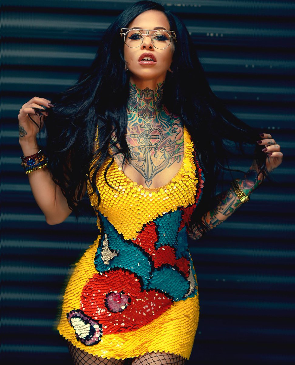 killmadzilla's tweet image. #LGBTGLITTERCHALLENGE 
Nada melhor do que uma roupa cheia de lantejoula para o desafio da @LGBTBASE 💕🌈🏳️‍🌈