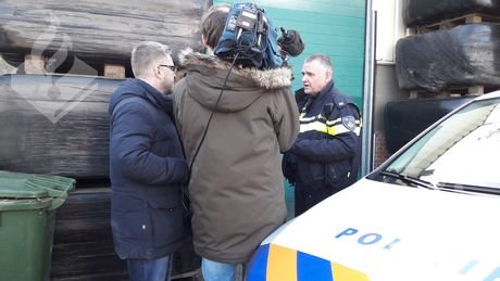 POL_DenHaag's tweet photo. #Dierenagent Erik Smit vandaag in het #Westland op surveillance met @OmroepMAX . Kijk vanavond om 18.30 uur op #NPO2 naar het programma @hallonederland ^C https://t.co/BKDjEbpkX5