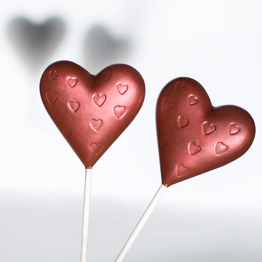 mscocoachocs's tweet image. Dark chocolate lollipops with a sprinkling of freeze dried raspberries underneath, yum 🍫😋 The perfect gift for you and your loved one to share this #valentinesday ❤️ #handmade #chocolate #love