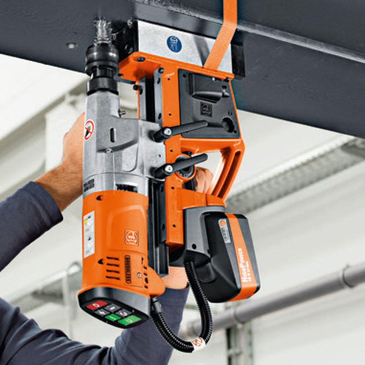 …und sie hält und hält und hält.

Die neue universelle FEIN Akku Kernbohrmaschine AKBU ist mit einem Permanent-Magneten ausgestattet, der seine Magnet-Haltekraft völlig losgelöst von der Stromversorgung garantiert.