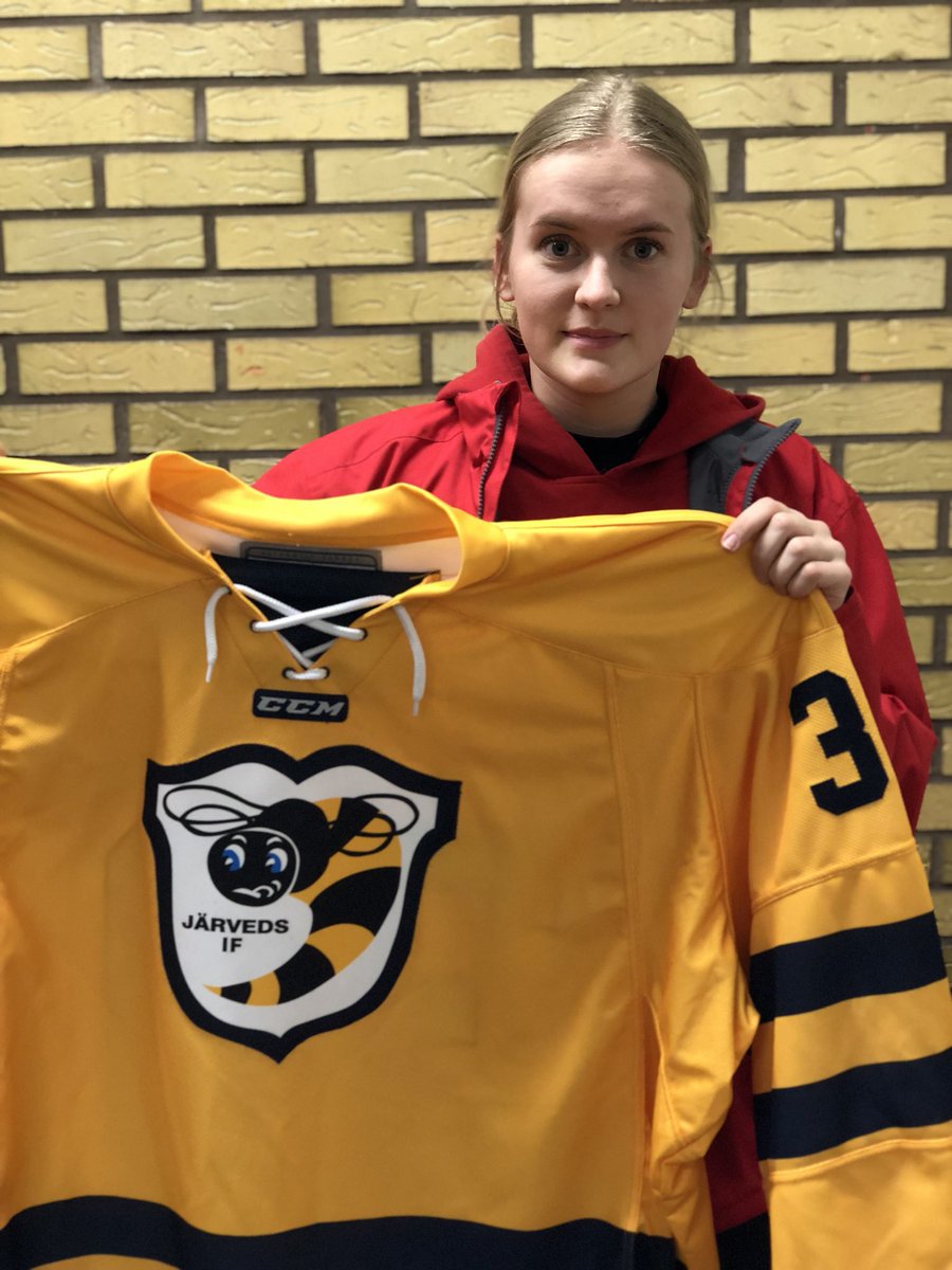 Välkommen tillbaka till moderklubben säger vi till inlånade Emma Söderberg! Emma, till vardags i SDHL med <a href="/MODO_Hockey/">MoDo Hockey</a>, vaktar målet mot Husum. Nedsläpp 19:00! 🏒 #lagetmedsting #twittpuck #modose