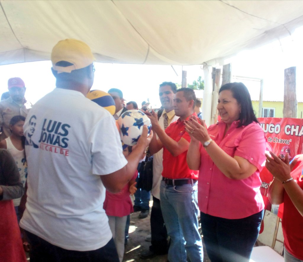 Entregamos kits deportivos en la comunidad Hugo Chávez para potenciar el deporte y las actividades recreativas.