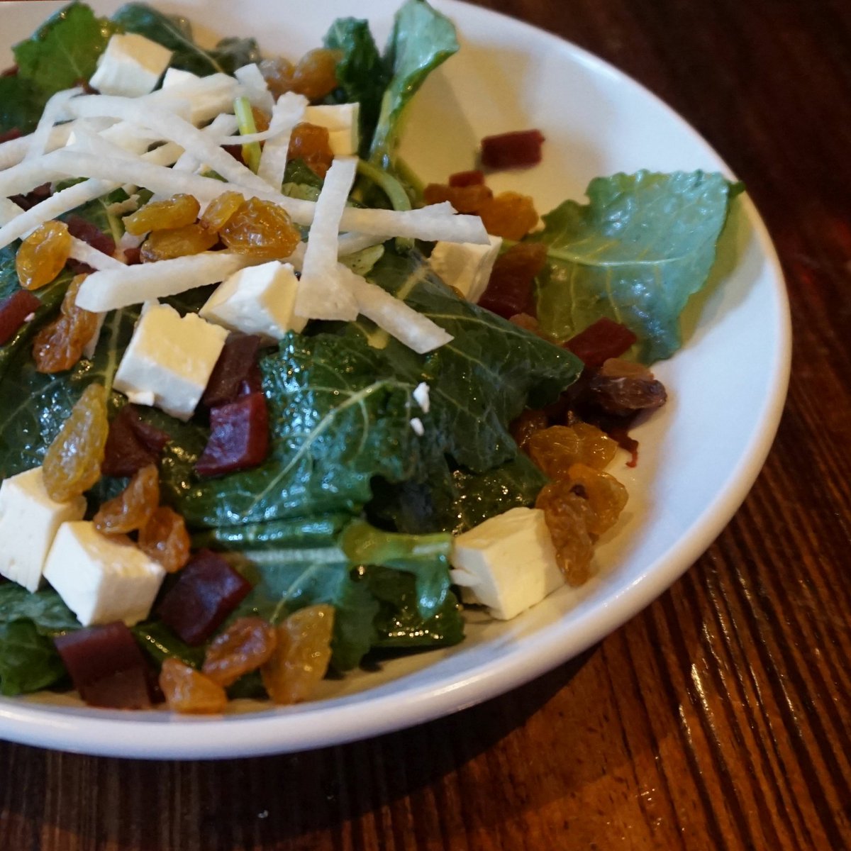 ArtisansTable's tweet photo. Baby Kale Salad with beets, golden raisins, jicama, feta and a citrus vinaigrette. https://t.co/kdr2q68U64