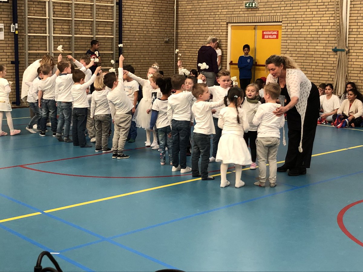 Obsdevoorzaan's tweet image. Spetterend dansoptreden van de locatie Haven. Mooie start van ons landenproject! #cultuurmenu #ZaanPrimair