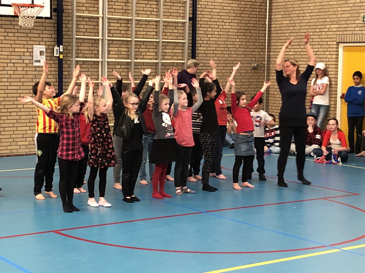 Obsdevoorzaan's tweet image. Spetterend dansoptreden van de locatie Haven. Mooie start van ons landenproject! #cultuurmenu #ZaanPrimair