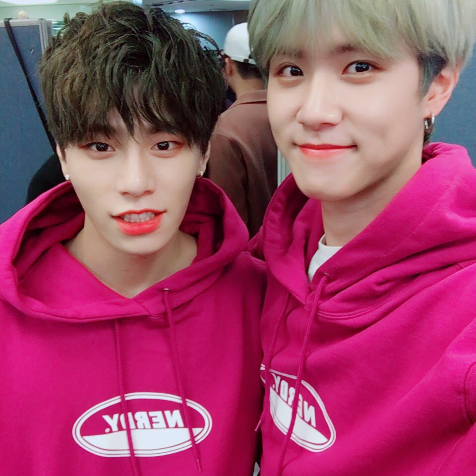 JBJtwt787's tweet photo. [#김동한😬] 마지막까지 고마웠어요 조이풀~❤️ 상균이형이랑 찰칵^^ https://t.co/MduLwZprab
