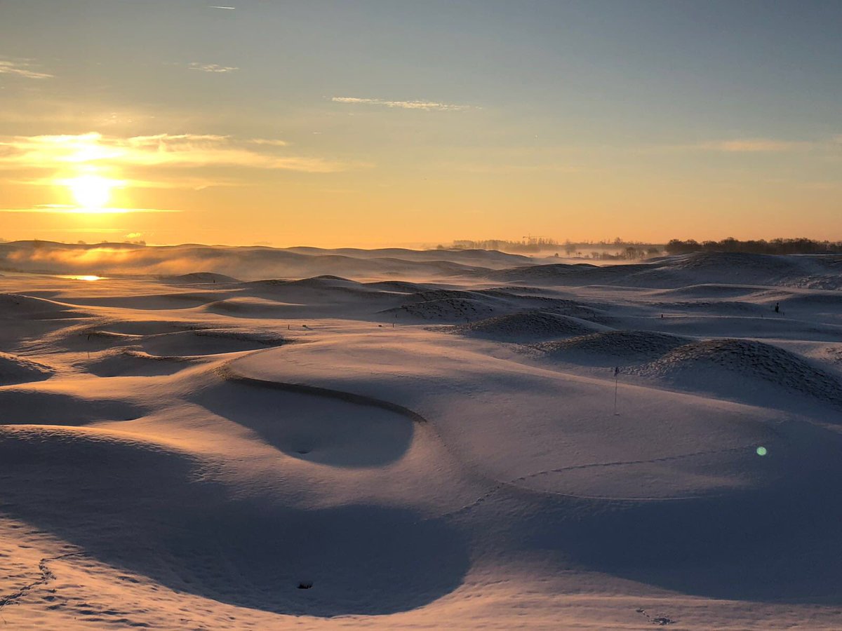 232 days to go...

Le Golf National covered in snow this morning ❄️