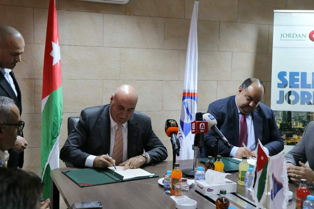 JordanAviationT's tweet photo. وزير الدولة لشؤون الاستثمار يوقع مع الشركة المهنية لصيانة الطائرات اتفاقية انشاء منطقة حرة خاصة لصيانة الطائرات بحجم استثمار ١٧ مليون دينار اردني ، حيث ستولد حوالي ٣٠٠ فرصة عمل للأردنيين في مجال صيانة الطائرات . 

#الأردن #الاستثمار #أردننا https://t.co/IPzvrEVP55